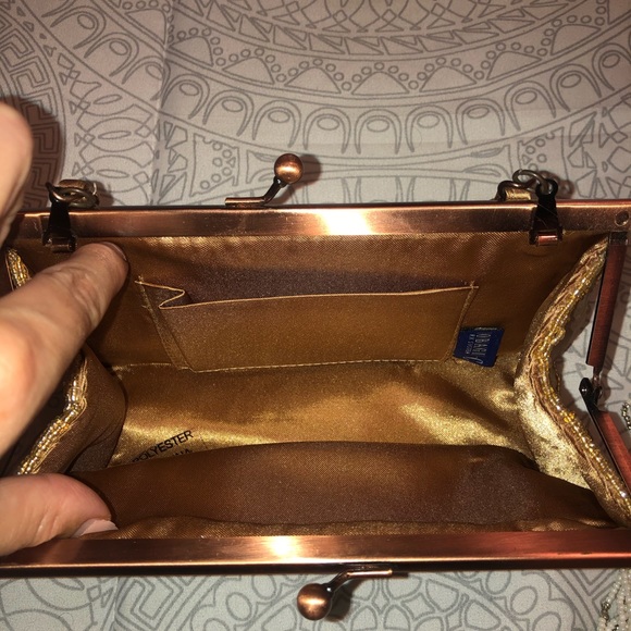 Gold Purse with flower gems - Picture 4 of 4